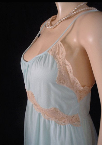 VINTAGE INTIME OF CALIFORNIA DOUBLE NYLON IVORY LACE PEIGNOIR & NIGHTGOWN SET IN LAGOON