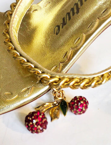 JUICY COUTURE GOLD LEATHER CHAIN HEELS SPARKLING CHERRIES RHINESTONE CHARM & CROWN - MADE ITALY  - SIZE 8.5 B