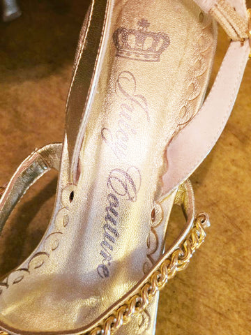 JUICY COUTURE GOLD LEATHER CHAIN HEELS SPARKLING CHERRIES RHINESTONE CHARM & CROWN - MADE ITALY  - SIZE 8.5 B