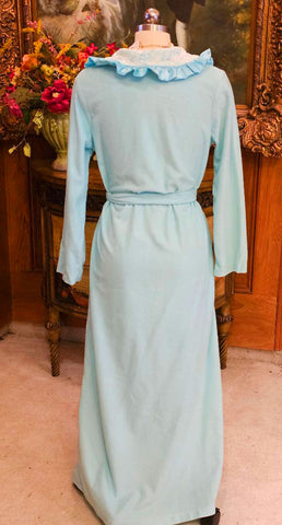 1960s BREATHTAKING AQUA ROBE BY KINGLY – WHITE LACE TRIM, SATIN LAPELS – VINTAGE LOUNGE GLAMOUR