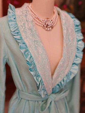 1960s BREATHTAKING AQUA ROBE BY KINGLY – WHITE LACE TRIM, SATIN LAPELS – VINTAGE LOUNGE GLAMOUR
