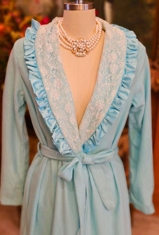 1960s BREATHTAKING AQUA ROBE BY KINGLY – WHITE LACE TRIM, SATIN LAPELS – VINTAGE LOUNGE GLAMOUR