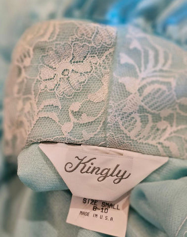 1960s BREATHTAKING AQUA ROBE BY KINGLY – WHITE LACE TRIM, SATIN LAPELS – VINTAGE LOUNGE GLAMOUR