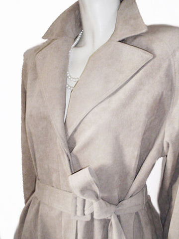 GORGEOUS LILLI ANN '70s ULTRASUEDE CLASSIC TRENCH COAT IN TAUPE - WASHABLE