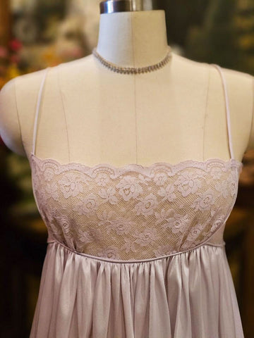 VINTAGE LILY OF FRANCE ROSA PULEO SZULE SPANDEX LACE NIGHTGOWN IN PALE LAVENDER