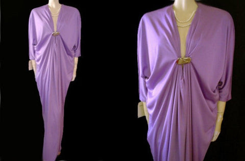 * STUNNING VINTAGE LUCIE ANN BEVERLY HILLS GODDESS DRESSING GOWN / EVENING GOWN WITH DAZZLING RHINESTONE CLASP