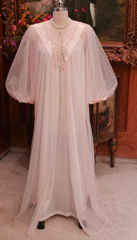 VINTAGE MOVIE STAR PALE PINK NYLON PEIGNOIR & NIGHTGOWN - LACE SCALLOPED 1960s / 1970s LARGE SIZE