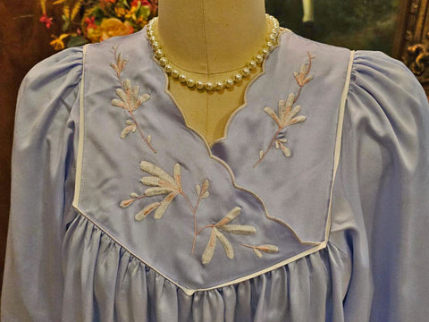 VINTAGE NATORI PERIWINKLE EMBROIDERED FLORAL SATINY NIGHTGOWN