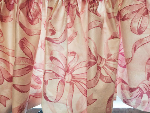 VINTAGE DECORATOR PINK BOWS 4 YARDS VALANCE - CUSTOM MADE - WITH HOMCO SHABBY CHIC DECORATIVE WALL ART FOR NURSERY OR LITTLE GIRL'S BEDROOM