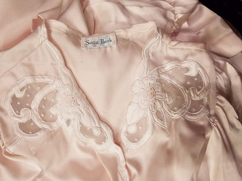 VINTAGE SARA BETH SATIN BRIDAL TROUSSEAU PEIGNOIR • PINK VICTORIAN LOOK ROBE • APPLIQUÉS & LACE • FEMININE SATIN ROBE