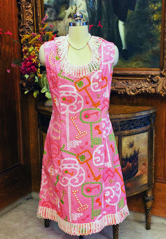 VINTAGE 1960S SHIFTS INTERNATIONALE MIAMI MOD SHIFT DRESS - LACE TRIM-  PINK KEY MOTIFF