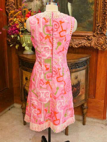 VINTAGE 1960S SHIFTS INTERNATIONALE MIAMI MOD SHIFT DRESS - LACE TRIM-  PINK KEY MOTIFF
