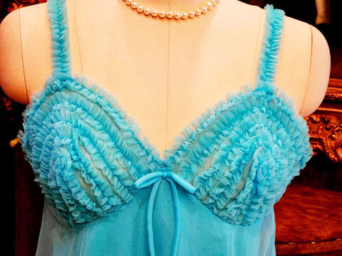 VINTAGE  1950s / 1960s TURQUOISE NYLON RUFFLED BABY DOLL SHORTY PAJAMA SET - ORIGINAL PANTIES