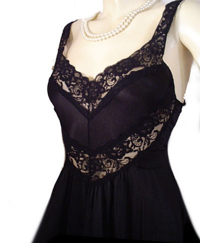*VINTAGE UNDERCOVER WEAR OLGA-LOOK SPANDEX CHEVRON LACE SPANDEX GRAND SWEEP OF 13 FEET NIGHTGOWN IN ONYX - SIZE SMALL