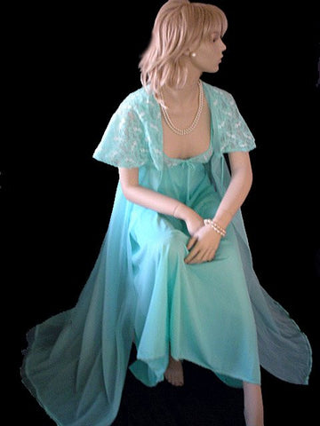 BEAUTIFUL VINTAGE LACE & DOUBLE NYLON CAPE PEIGNOIR & NIGHTGOWN SET IN MARINO