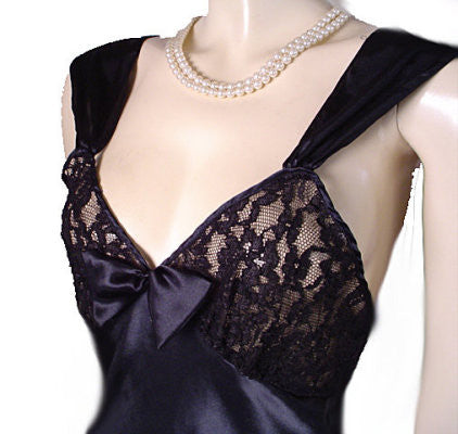 *GORGEOUS VINTAGE TERRY RUSSO CHANTILLY LACE & SATIN BIAS NIGHTGOWN WITH A  FABULOUS BACK