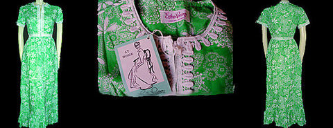 *NEW WITH TAG - VINTAGE EVELYN PEARSON DRESSING GOWN ROBE IN LUCITE GREEN & WHITE