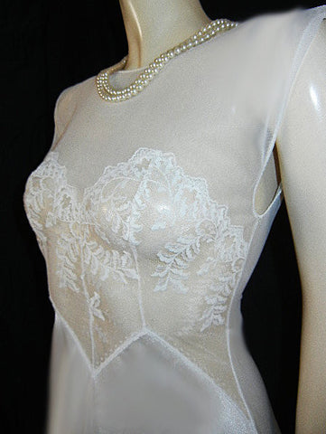 *  VINTAGE VAL MODE BRIDAL TROUSSEAU SHEER LACE BODICE NIGHTGOWN WITH A FABULOUS SHEER BACK IN BABY SWAN