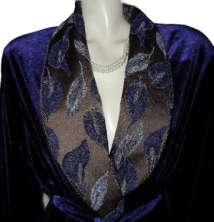 NEW - GORGEOUS DIAMOND TEA LUXURIOUS WRAP-STYLE SPANDEX VELVET VELOUR ROBE IN AMETHYST WITH BROCADE APPLIQUE-LOOK FLORAL & LEAF COLLAR & CUFFS - SIZE MEDIUM - #2 - WOULD MAKE A WONDERFUL GIFT