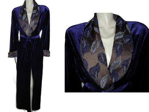 *NEW - GORGEOUS DIAMOND TEA LUXURIOUS WRAP-STYLE SPANDEX VELVET VELOUR ROBE IN AMETHYST WITH BROCADE APPLIQUE-LOOK FLORAL & LEAF COLLAR & CUFFS - SIZE MEDIUM -  #1 - WOULD MAKE A WONDERFUL GIFT