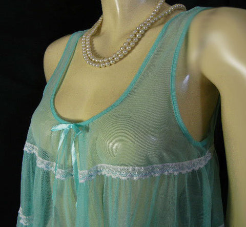 *VICTORIA‘S SECRET “SEXY LITTLE THINGS“ LACE-TRIMMED TIERED BABY DOLL NIGHTGOWN PLUS RUCHED PANTIES IN SEA SPRITE