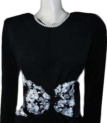 *NEW WITH TAG  - DIAMOND TEA QUALITY - GLAMOROUS '30s STARLET LOOK BLACK & SILVER EMBROIDERED FLORAL DRESSING GOWN ROBE ADORNED WITH A HUGE SATIN TRIMMED BOW