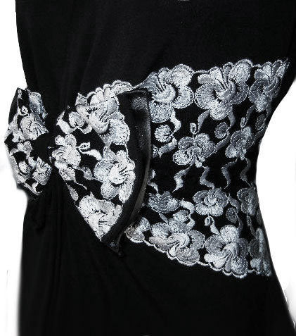 *NEW WITH TAG  - DIAMOND TEA QUALITY - GLAMOROUS '30s STARLET LOOK BLACK & SILVER EMBROIDERED FLORAL DRESSING GOWN ROBE ADORNED WITH A HUGE SATIN TRIMMED BOW
