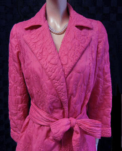 *BEAUTIFUL VINTAGE '60s / EARLY '70s BULLOCK‘S SILKY QUILTED ROBE MADE IN HONG KONG IN MARDI GRAS PINK - PETITE / SMALL