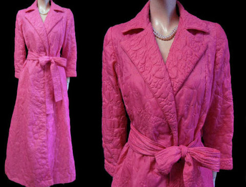 *BEAUTIFUL VINTAGE '60s / EARLY '70s BULLOCK‘S SILKY QUILTED ROBE MADE IN HONG KONG IN MARDI GRAS PINK - PETITE / SMALL