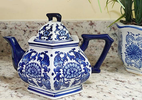 *VINTAGE BLUE AND WHITE ASIAN TEAPOT & LID - PERFECT FOR A BLUE AND WHITE KITCHEN OR A TEA PARTY