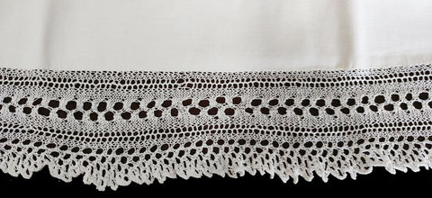 *EXQUISITE VINTAGE HEIRLOOM CROCHETED BY HAND VERY DELICATE & LACEY RUFFLE PILLOW CASES - 1 PAIR
