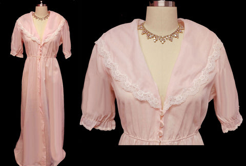 VINTAGE 1980s DESIGNER DIANE VON FURSTENBERG PINK PEIGNOIR ADORNED WITH SCALLOPED LACE
