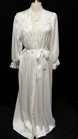 *NEW WITH TAG OLD STOCK - GLAMOROUS VINTAGE DONNA RICHARD LACE SATINY PEIGNOIR DRESSING GOWN IN MOON DUST
