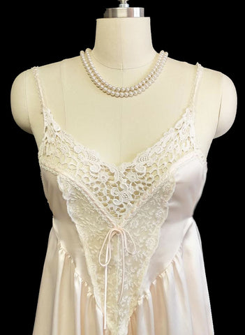 *GORGEOUS VINTAGE DONNA RICHARD LACE & SATIN PEIGNOIR & NIGHTGOWN SET IN SHIMMERING PINK PEARL