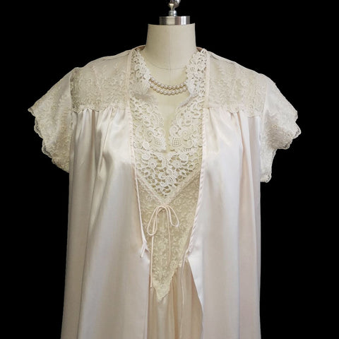 *GORGEOUS VINTAGE DONNA RICHARD LACE & SATIN PEIGNOIR & NIGHTGOWN SET IN SHIMMERING PINK PEARL
