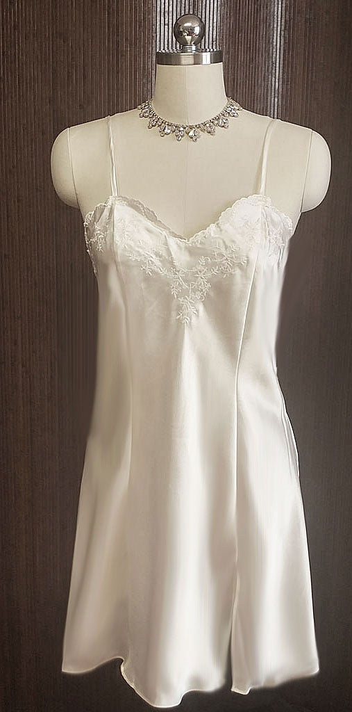 *NEW - BEAUTIFUL ERICKA TAYLOR INTIMATES BRIDAL TROUSSEAU GLEAMING SATIN BIAS NIGHTGOWN - NEW WITH TAG