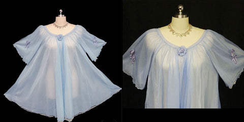 *VINTAGE '50s FREDERICK'S OF HOLLYWOOD GRAND SWEEP DOUBLE NYLON PEIGNOIR ADORNED WITH A ROSE & SATIN BOWS IN PERIWINKLE