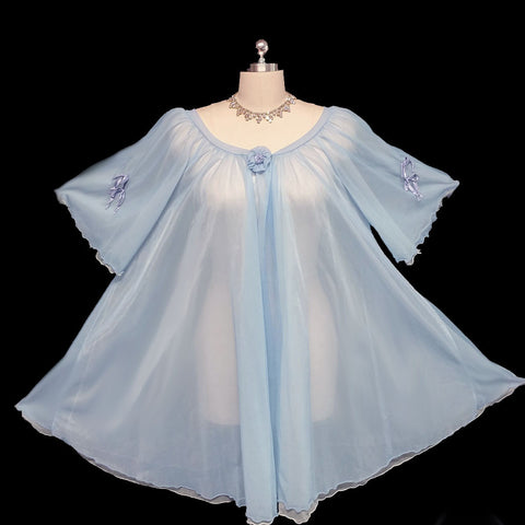 *VINTAGE '50s FREDERICK'S OF HOLLYWOOD GRAND SWEEP DOUBLE NYLON PEIGNOIR ADORNED WITH A ROSE & SATIN BOWS IN PERIWINKLE