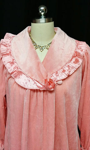 *VINTAGE GILLIGAN O'MALLEY DRESSING GOWN LOUNGER ROBE ADORNED WITH SATINY PLEATS & A FABRIC ROSE