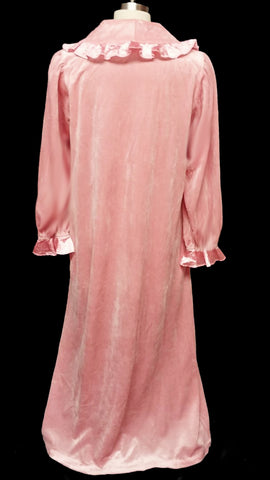*VINTAGE GILLIGAN O'MALLEY DRESSING GOWN LOUNGER ROBE ADORNED WITH SATINY PLEATS & A FABRIC ROSE