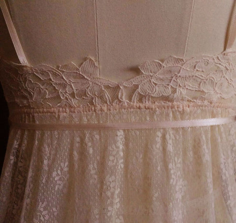 *GORGEOUS VINTAGE GLYDONS LACE & APPLIQUE PEIGNOIR WITH ALL LACE NIGHTGOWN SET IN PEACH ELEGANCE