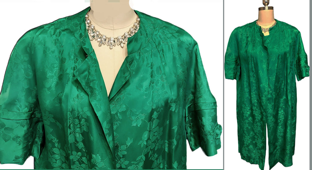 *  VINTAGE EMERALD GREEN BROCADE CLUTCH EVENING COAT WITH HUGE BUTTONS ON SLEEVES IN SHAMROCK