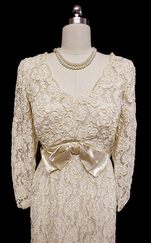 * GORGEOUS VINTAGE JACK BRYAN CHANTILLY LACE TITANIC-MOVIE TYPE EVENING GOWN / WEDDING GOWN IN IVORY - ABSOLUTELY GORGEOUS!