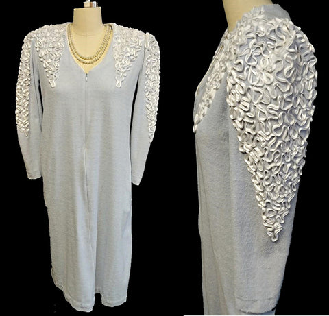 *VINTAGE 1970s LUCIE ANN DRESSING GOWN / ROBE / LOUNGE WEAR ADORNED WITH SOUTACHE TRIM
