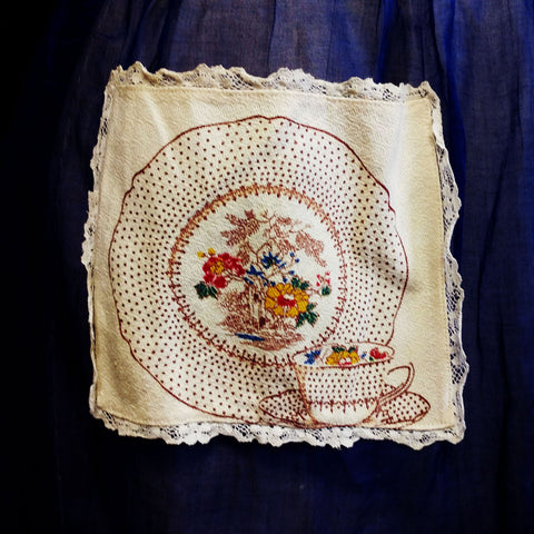 *VINTAGE NAVY APRON WITH DINNERWARE, OLD FASHIONED LADIES & BALLOONS