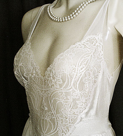 VINTAGE OLGA BRIDAL ALL LACE BODICE SPANDEX NIGHTGOWN WITH SHEER BACK IN OYSTER - SIZE MEDIUM
