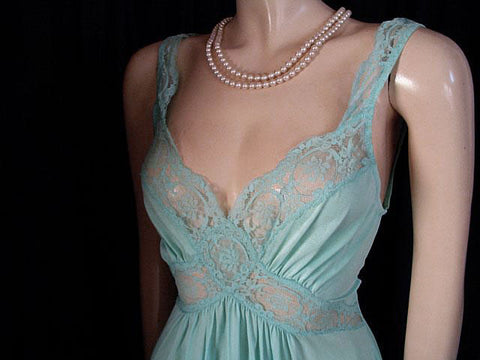 *BEAUTIFUL VINTAGE OLGA SPANDEX LACE CRISS-CROSS STRIPS NIGHTGOWN IN RARE COLOR OF CARIBBEAN