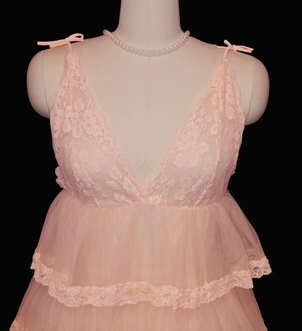 *VINTAGE LACE & SHEER NYLON BABY DOLL GRAND SWEEP SHORTY NIGHTGOWN WITH ADORABLE TIERED FLOUNCES IN PEACH BLOSSOM - NEARLY 17 FEET IN CIRCUMFERENCE