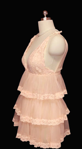 *VINTAGE LACE & SHEER NYLON BABY DOLL GRAND SWEEP SHORTY NIGHTGOWN WITH ADORABLE TIERED FLOUNCES IN PEACH BLOSSOM - NEARLY 17 FEET IN CIRCUMFERENCE