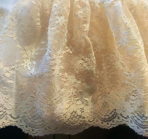 *GLAMOROUS VINTAGE PEACHES 'N CREAM WHITE SHEER HALF SLIP WITH HUGE SCALLOPED ECRU LACE FLOUNCE - MADE IN THE U.S.A.